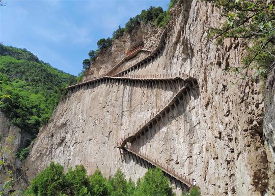 云峰寺抱腹岩